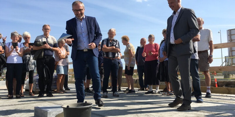 Grundstensnedlæggelse i Nærheden seniorbofællesskab